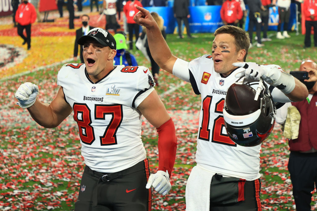 Tom Brady signs one-year contract extension with the Buccaneers